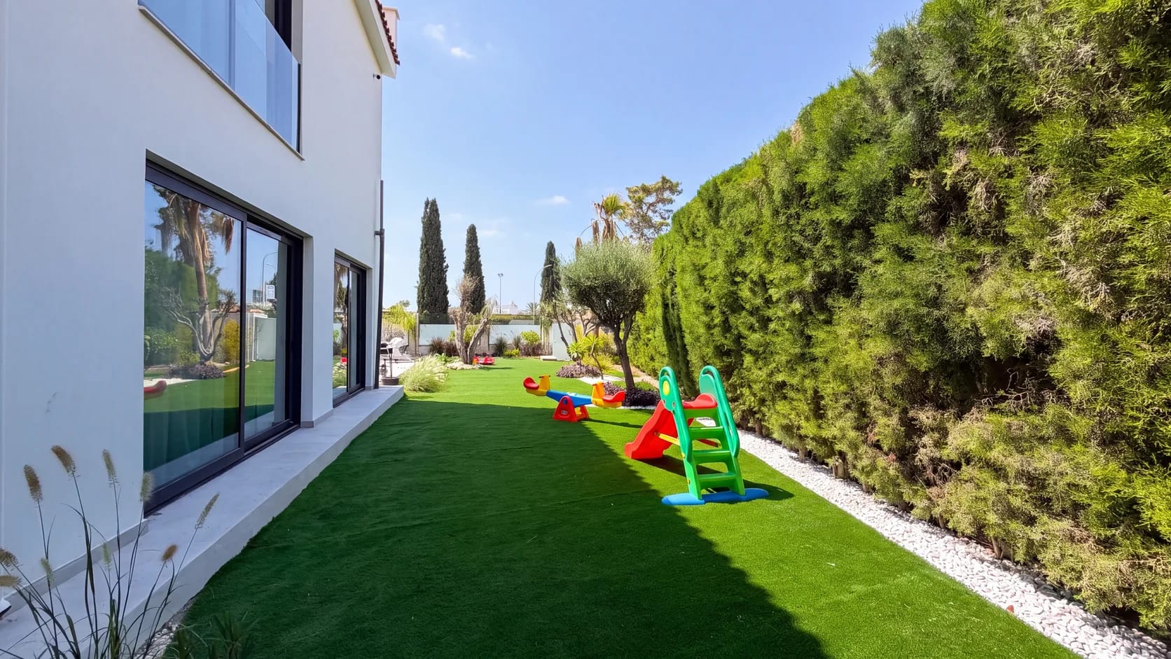 Villa Margarita side lawn