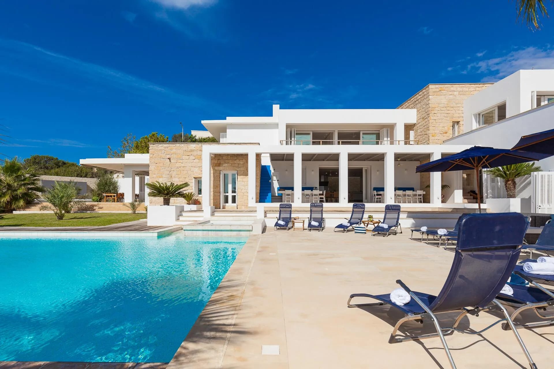 Βεράντα πισίνας της Villa Azure, χώρος γάμου στην Κύπρο