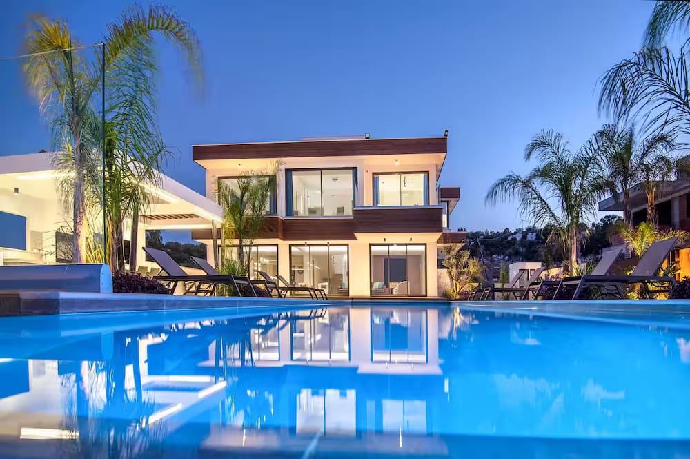 Διακόσμηση γαμήλιας τελετής στη Villa Eilish στην Κύπρο