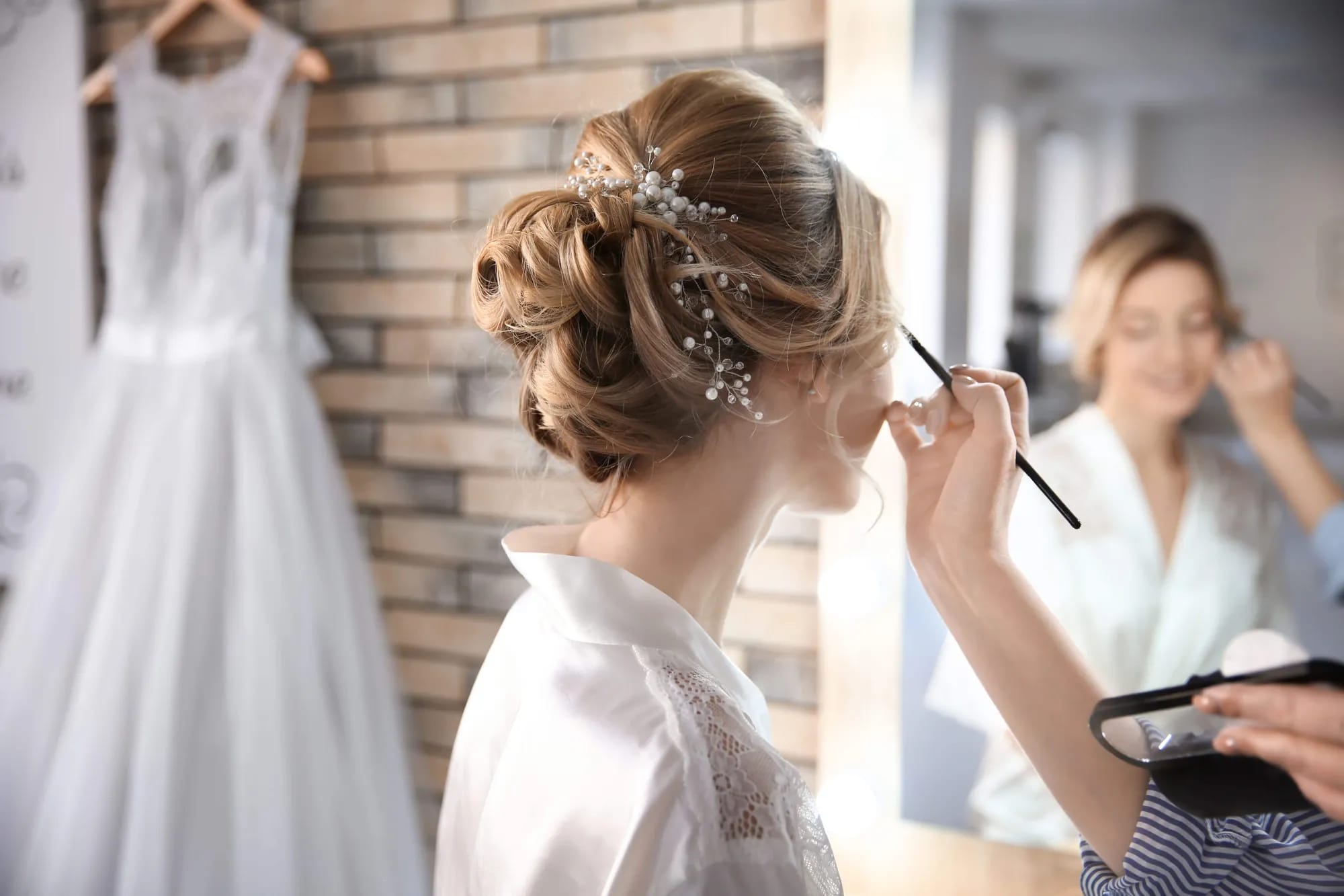 Styling μαλλιών και μακιγιάζ νύφης σε βίλα γάμου στην Κύπρο