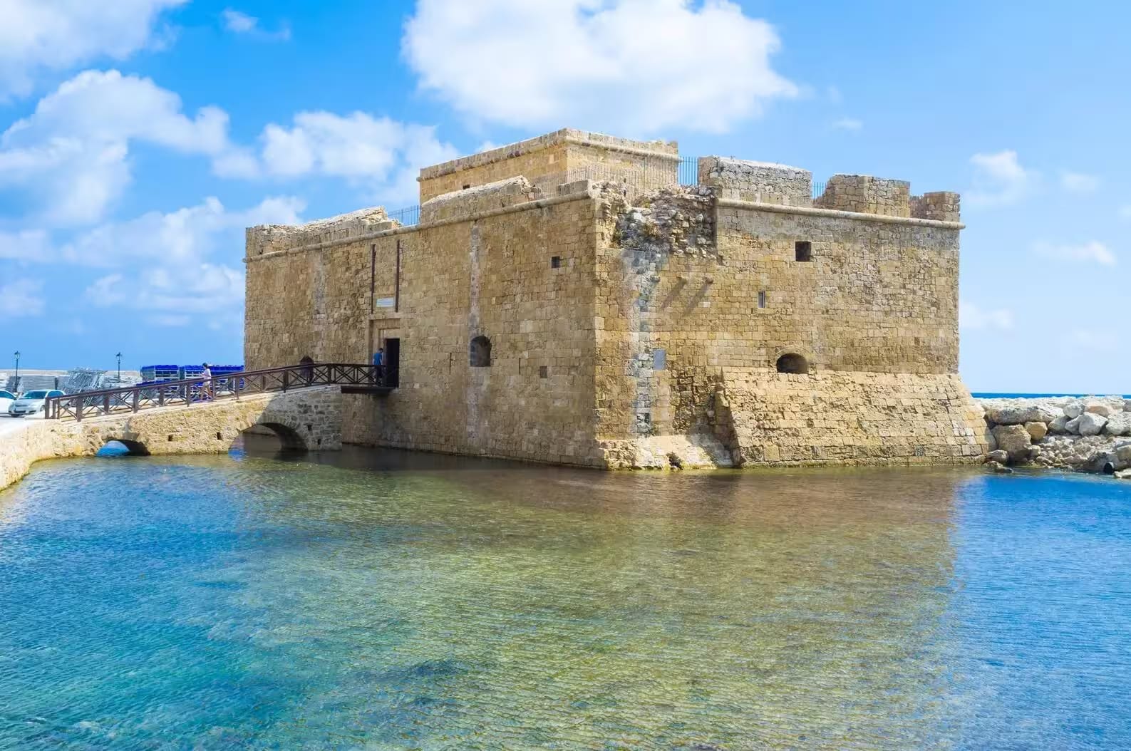 Ζευγάρι γάμου δίπλα στη θάλασσα στην Πάφο, Κύπρος
